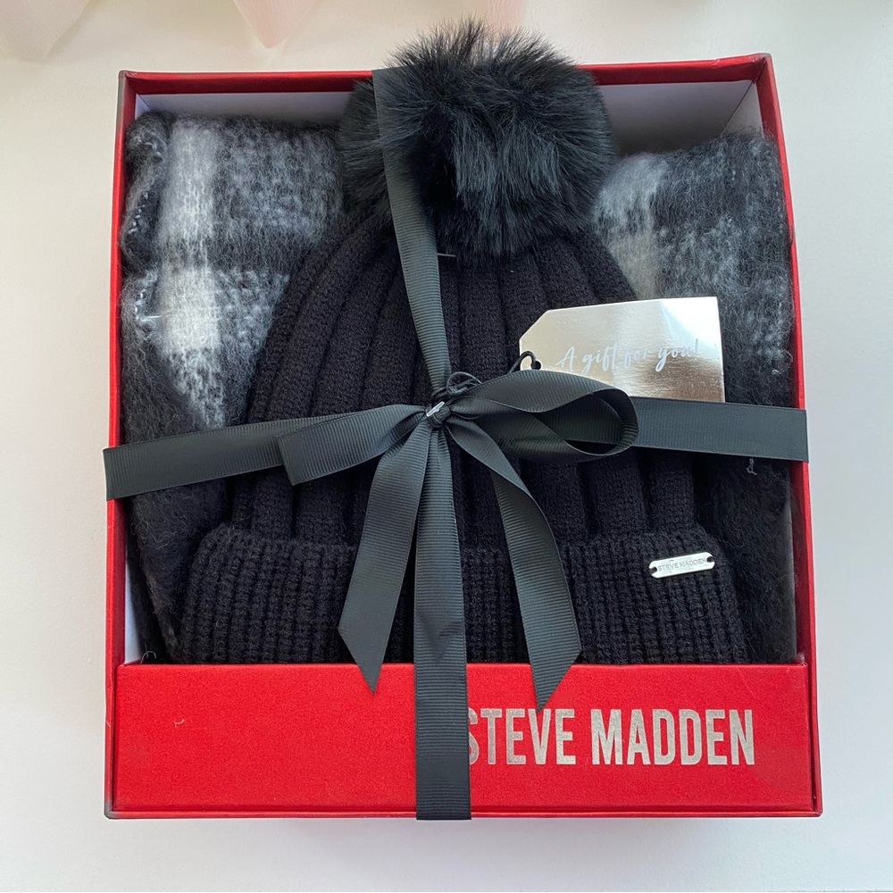 NWT Steve Madden Plaid Scarf & Pompom Beanie Set